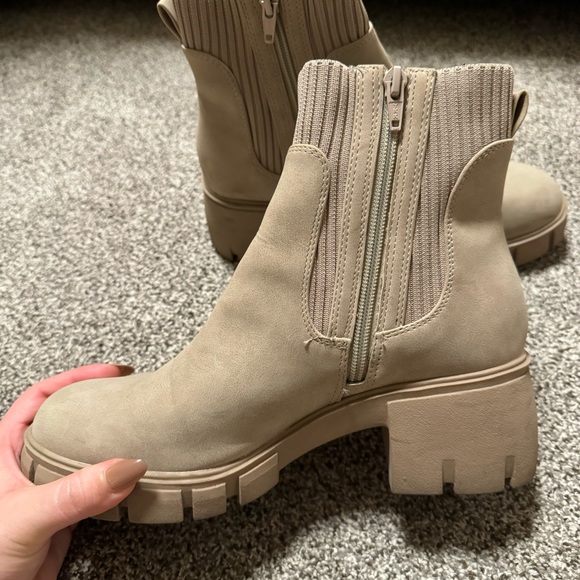 Universal Thread Tan Chelsea Boots - Picture 2 of 7